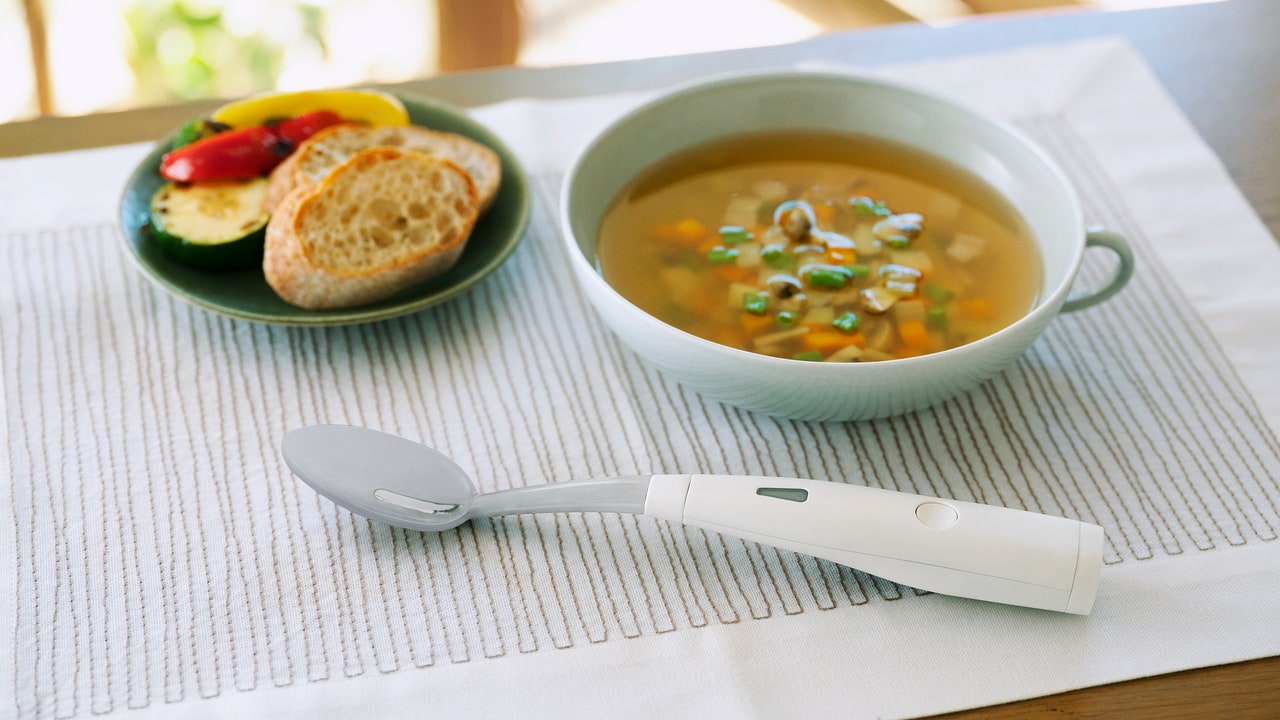 電気の力で味を増幅、「エレキソルト スプーン」が味覚の“常識”を