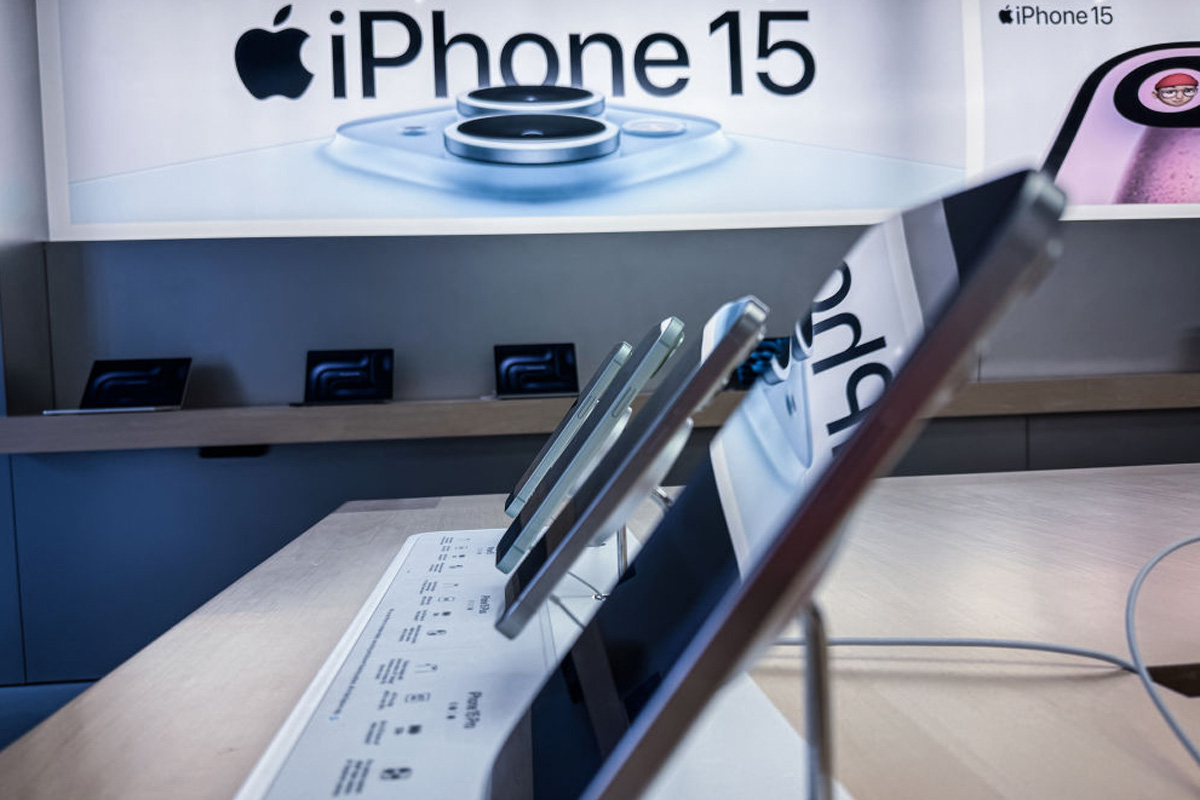 アップルが「史上最高に薄くて軽いiPhone」を計画、米報道