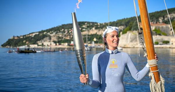 パリ五輪、地中海の海面下20mで「聖火リレー」。ダイバーが“人魚”のように潜る映像、IOCが公開