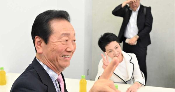 小沢一郎氏、蓮舫氏にＶサインでドブ板選挙指南　公務優先の小池氏「理屈にならない」非難