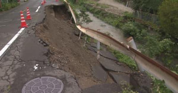 道路の半分が崩落　迂回路を探す車両も　全面通行止め　長崎