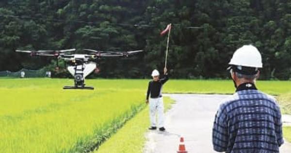 ドローンで農薬散布　作業時間が大幅減、和歌山県白浜町の水田