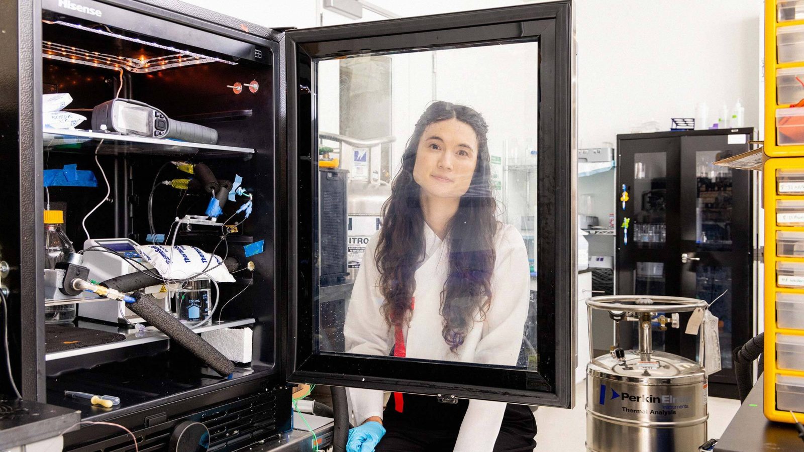 人体を冷凍保存して蘇生するスタートアップはどこまで技術開発が進んでいる？ | かつて神童と称された人物の研究室に米メディアが潜入取材  (クーリエ・ジャポン)