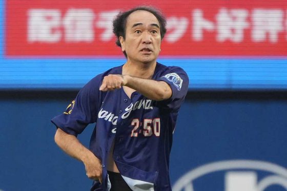 江頭2:50さんが爆笑始球式 スタンドから登場し「お尻出しまーす