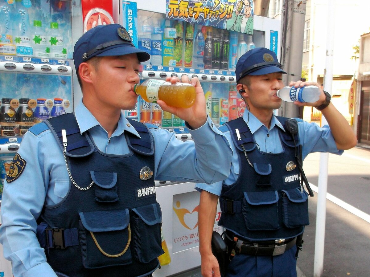 命に関わる暑さ」制服警察官も熱中症対策強化へ 夏服でも装備5キロ