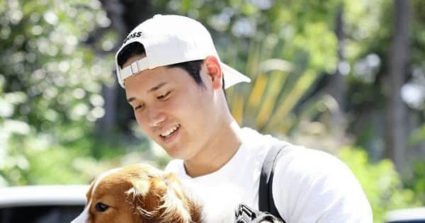 大谷翔平 愛犬・デコピンと一緒に球場入り 抱っこして満面の笑み