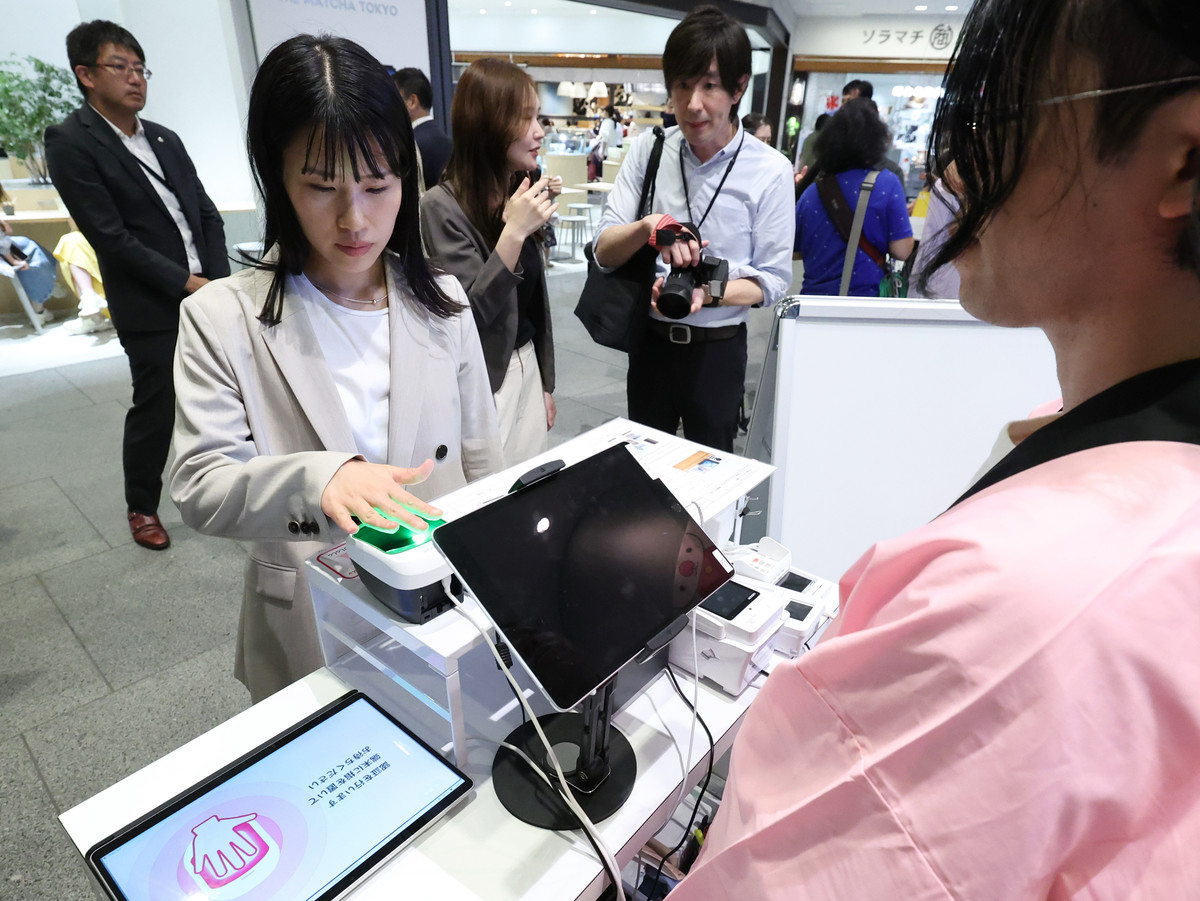 JR宇都宮線で人身事故 男性死亡…電車にはねられる 夜の踏切付近で 最大1時間45分の遅れ、東武線も最大42分の運転見合わせ  衝突を目撃した通行人が通報 (埼玉新聞)