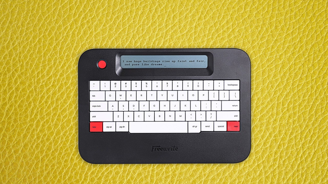 Astrohaus Freewrite スマートタイプライター 未使用に近い Astrohausの「Freewrite Alpha」は、執筆に集中せざるをえなくなる