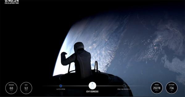 民間初の宇宙遊泳、SpaceXが成功　独自開発の宇宙服をテスト