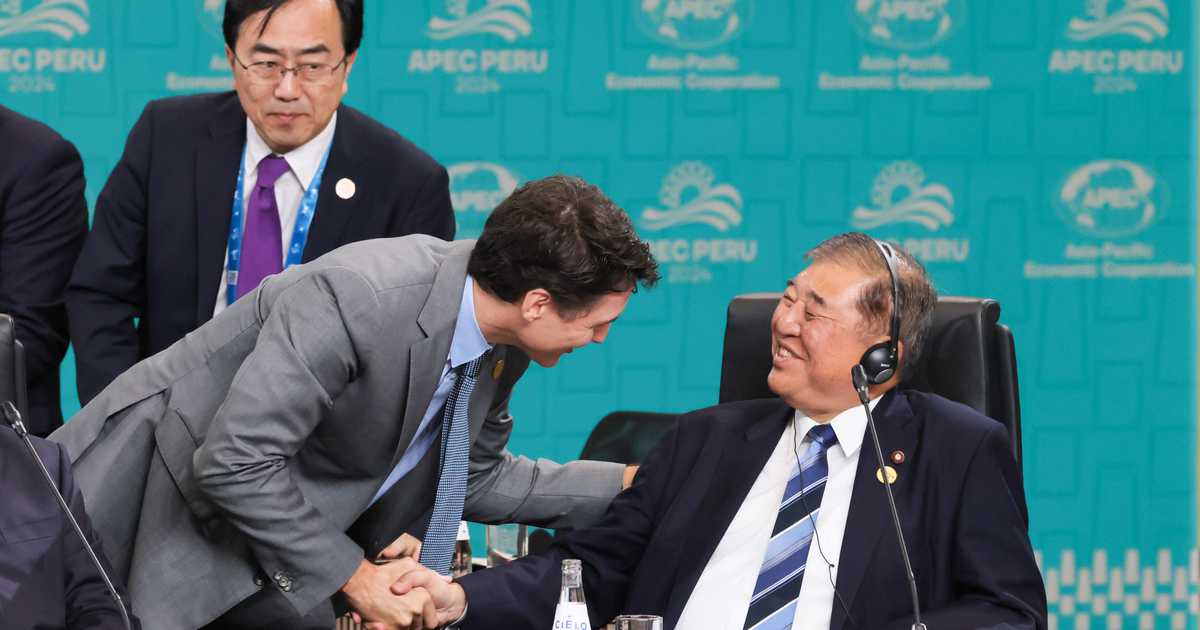 座ったまま握手、スマホ操作に1人腕組み…石破茂首相、APECでの映像が