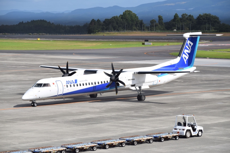 飛行機　置時計　両方のつばさにあります金色のプロペラが折れています。 ANAのプロペラ機を支える、部品故障の予知整備 (ニュースイッチ)