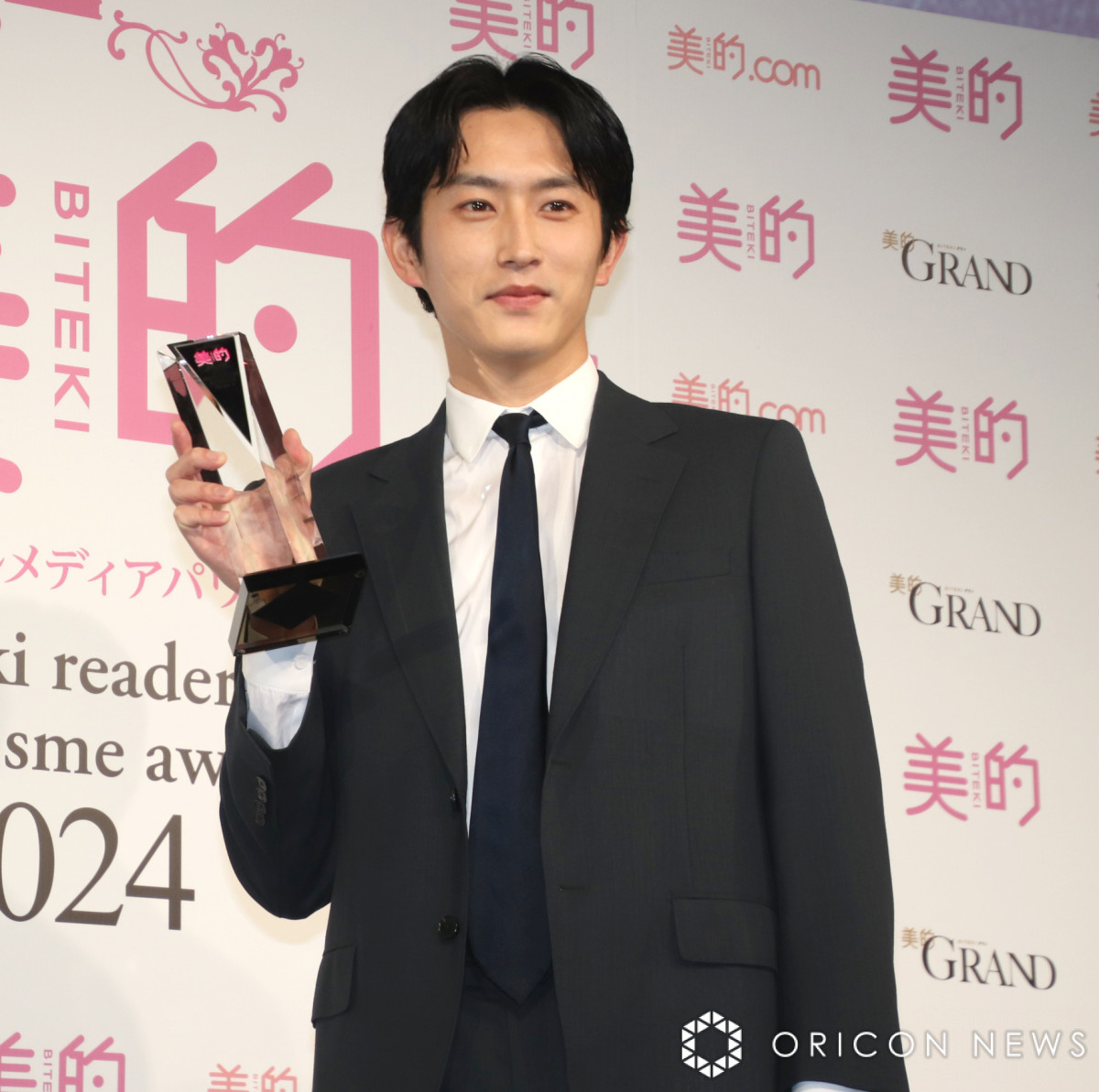 杉野遥亮、シックな黒スーツで授賞式 「美的ベストビューティマン 
