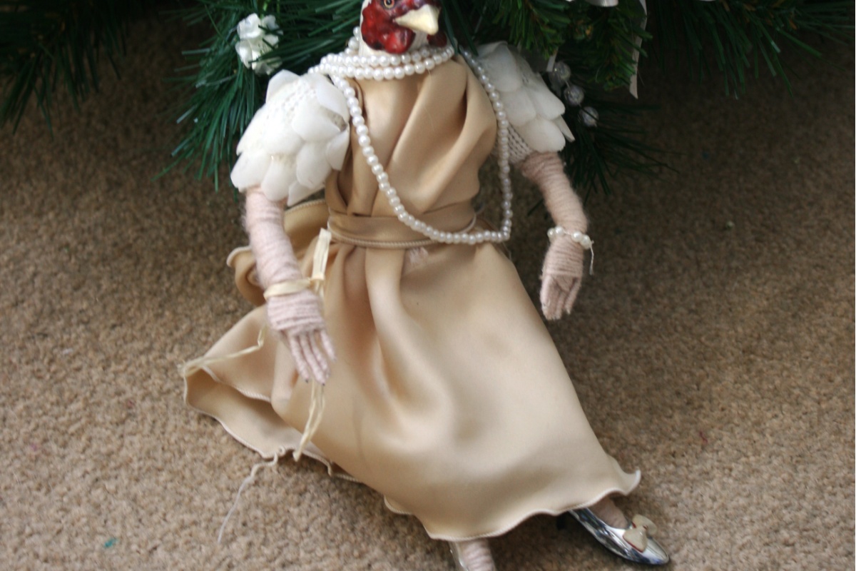 動画】動き始めたクリスマスツリーに飾られていた人形 (NewSphere)