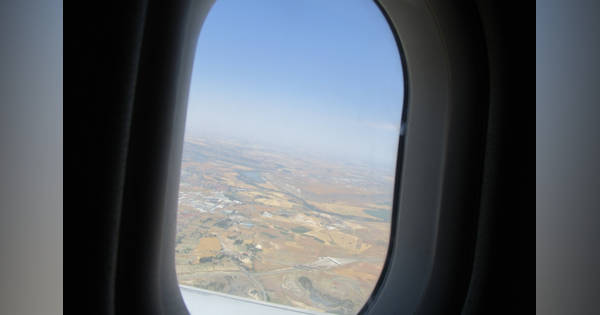 飛行機の窓はなぜ楕円形？ パイロットの解説に「知らなかった