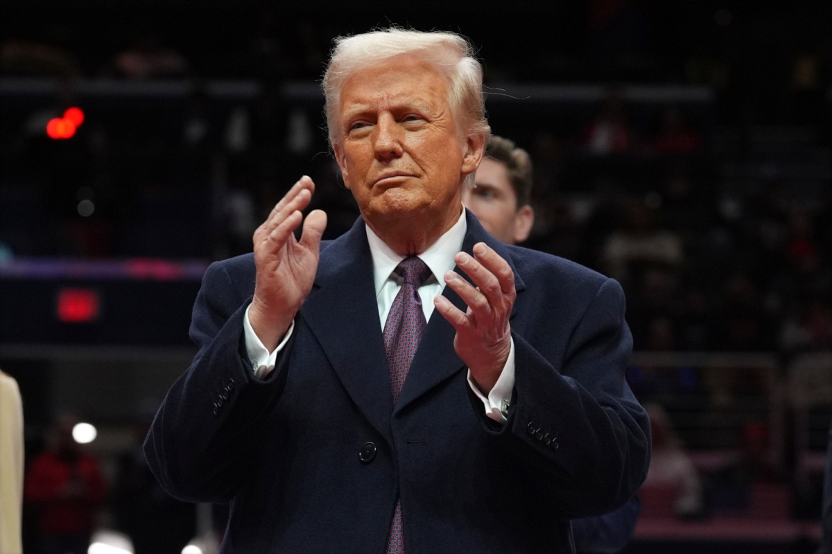 プリンを売り歩くトランプ大統領のそっくりさん 人気ぶりに「本人と