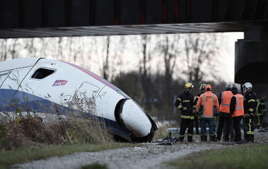 「ブレーキの遅れ」が原因、11人死亡の仏TGV脱線事故