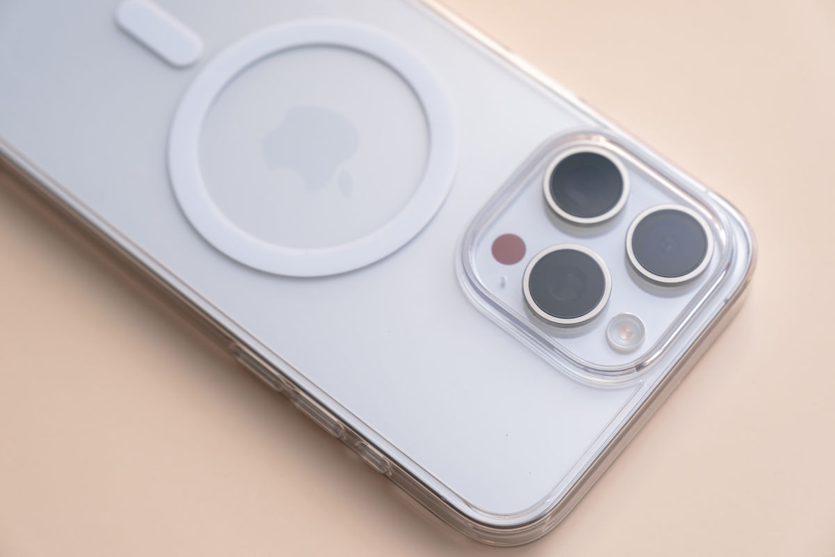 アップル、折りたたみiPhone開発を加速 自社ディスプレー断念し