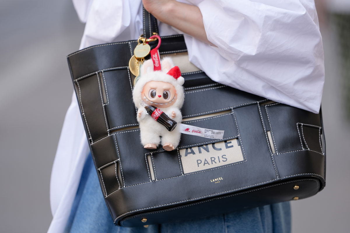 ラフフ まとめ売り ラブブのレプリカ POLLEN🐝さんの愛知POPUP🐝 スニーカーに流行りのラブブ！ 激