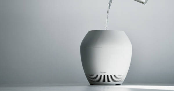 バルミューダ、加湿器「Rain」新モデル発表 - 水をそそぐと金魚が