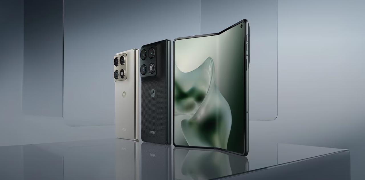 Motorolaも横に開く時代。今度の折りたたみスマホ「razr」は開くと