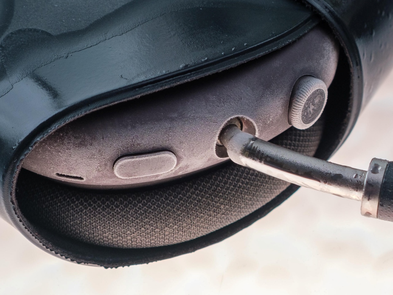 故障した「AirPods Max」が冷凍庫で復活するって本当？ 試してみた結果