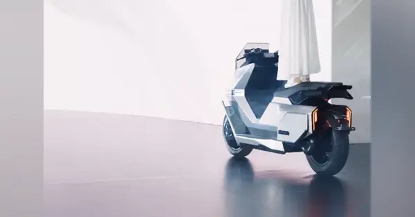 転ばない電動バイク「OMOWAY」が量産へ ジャイロ制御技術を二輪車に初