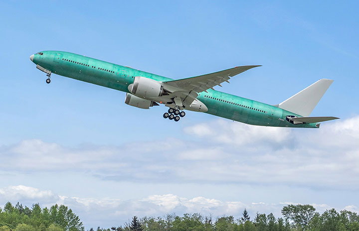 ルフトハンザ向け777X初号機が初飛行 客室仕様で認証試験へ (Aviation