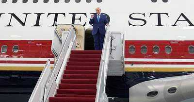 空飛ぶホワイトハウス」 トランプ氏の披露した新塗装のエアフォース