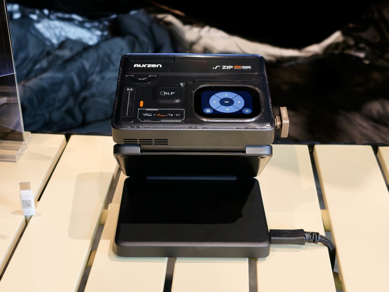 3つ折り小型プロジェクター「Aurzen ZIP Pro」登場--明るさ2倍、Google