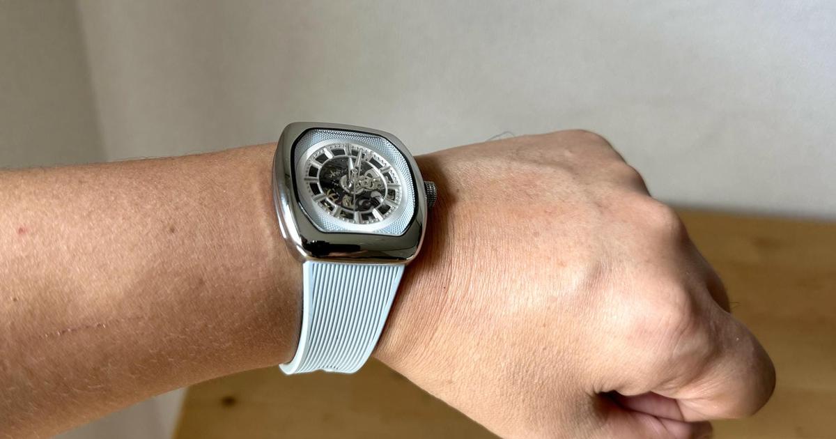 スマホ時代にあえて「手巻き」を選ぶ。11mmの薄型スケルトン時計が日常