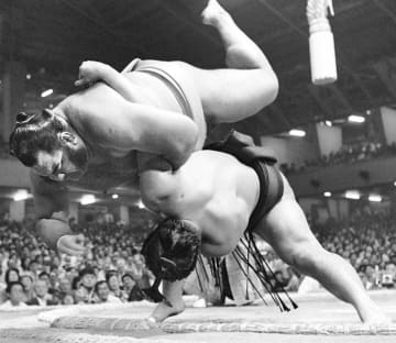 あのころ＞まげの勝負 牛若丸と弁慶 (共同通信)