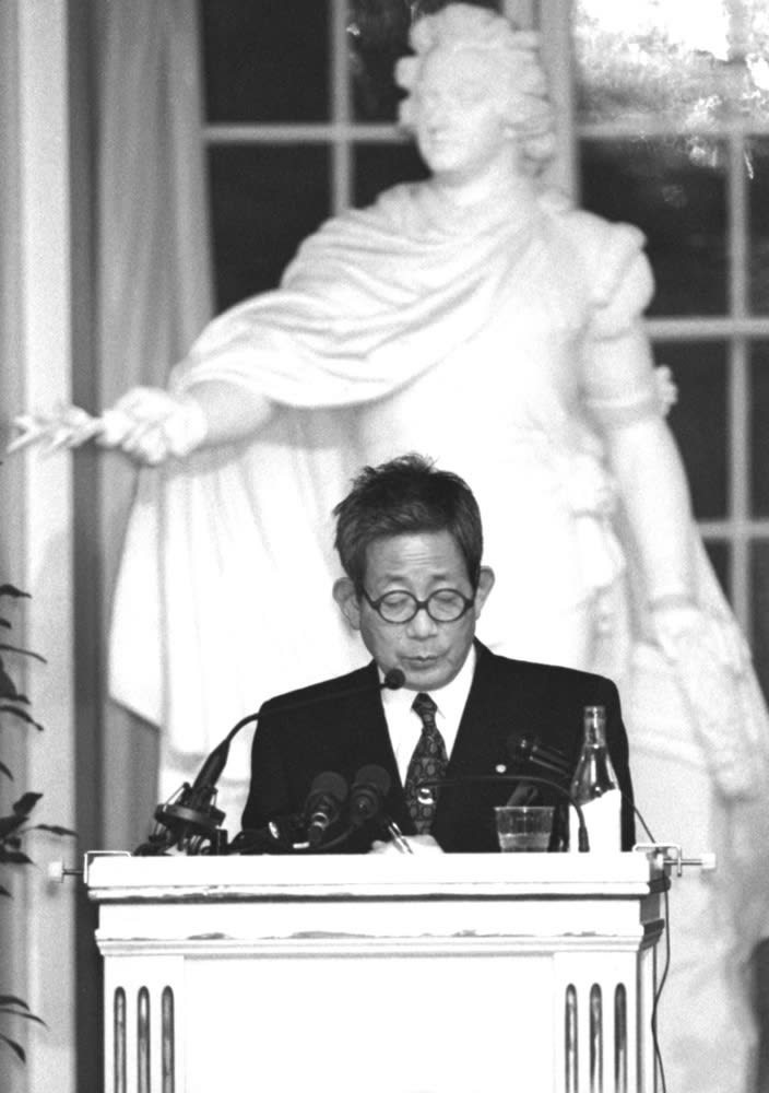 ＜あのころ＞大江氏が受賞講演 ノーベル文学賞