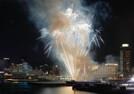 神戸開港150年で花火打ち上げ　祝賀イベント展開