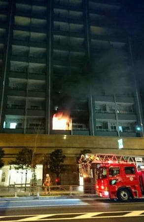 東京でマンション火災 女性死亡 11人搬送 東池袋