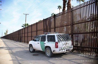 メキシコ国境の壁、建設費「引き下げる」とトランプ大統領