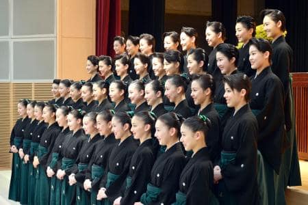 宝塚音楽学校で卒業式 103期の40人が巣立つ