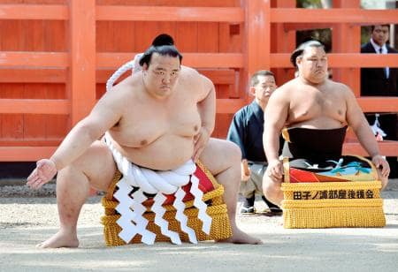 稀勢の里 堂々の雲竜型 4横綱が住吉大社で奉納土俵入り