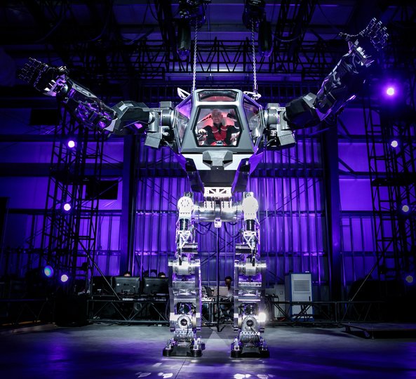 アマゾンのジェフ・ベゾス、ロボットイベントで巨大ロボットを操縦。