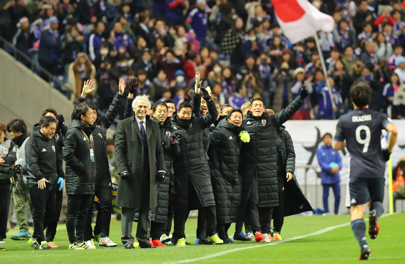 サッカー日本代表：日本、タイに快勝　暫定首位に浮上