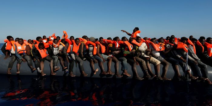 地中海で増える難民の死、責任の所在は？