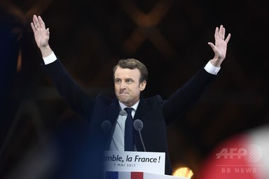 フランス新大統領にマクロン氏 史上最年少、「分断と戦う」