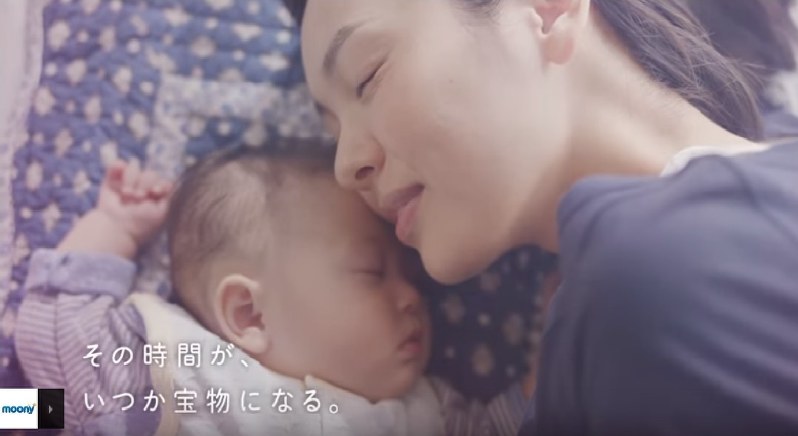 動画広告：「ワンオペ育児」ユニ・チャーム論争の的に