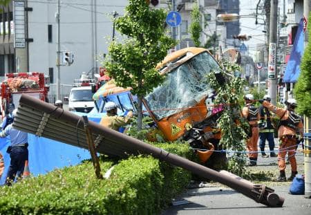 大阪で幼稚園バス事故 8人搬送 八尾市 歩道乗り上げ