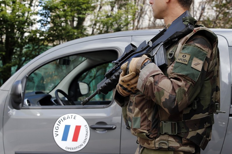 フランス：パリ近郊で兵士に車突っ込む　６人負傷　テロか