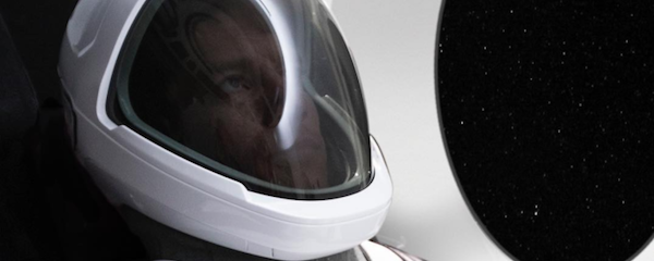 イーロン・マスク、SpaceX謹製宇宙服の写真を公開