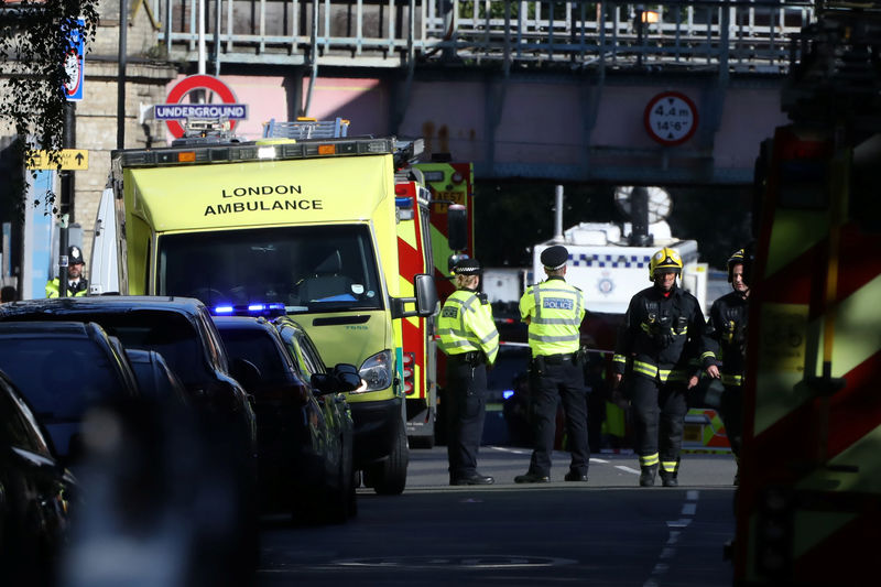 満員のロンドン地下鉄爆発、「イスラム国」感化受けた犯行指摘も