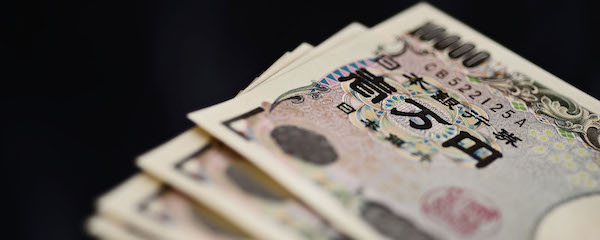 NY円下落、111円台　日本の緩和策に長期化観測