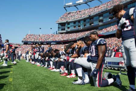 NFL選手ら、トランプ氏に抗議　国歌斉唱で「膝つき」