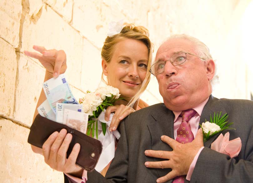 資産家老人をカモにする「後妻業」の手口 - 用意周到な遺産相続までのプロセス