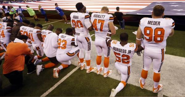 NFL選手がトランプ氏に抗議、国歌斉唱中に片膝